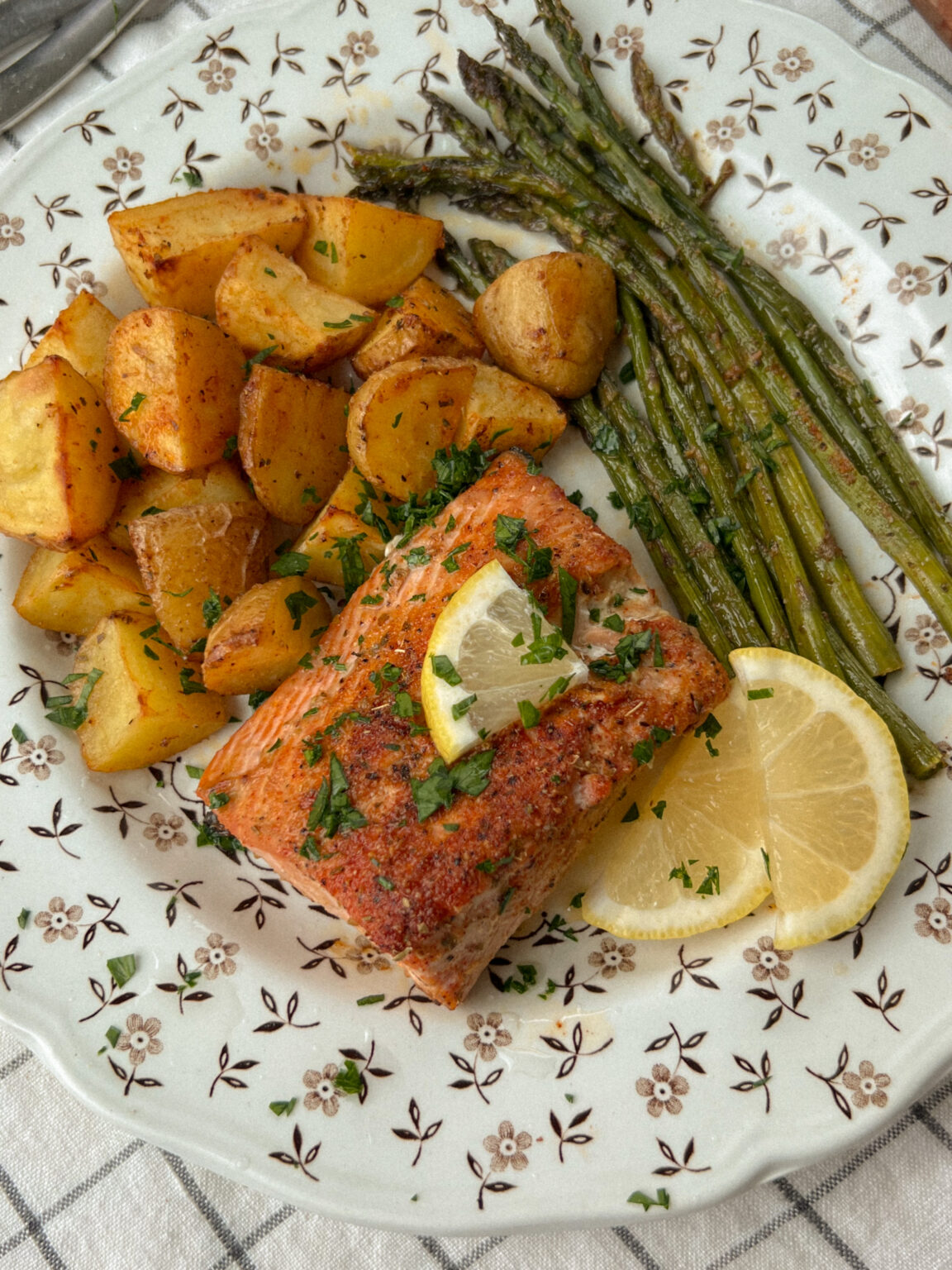 salmon-potato-asparagus-sheet-pan-meal